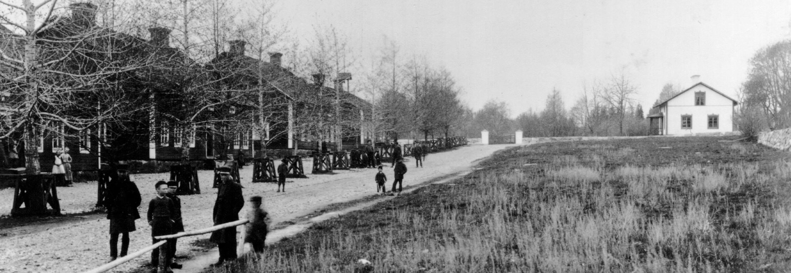 Folk på bruksgatan i Axmar bruk 1880-talet
